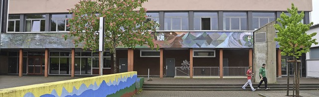 Vom Haupteingang der Macke-Schule (lin...n Mensa  (ganz rechts) gebaut werden.   | Foto: Markus Maier