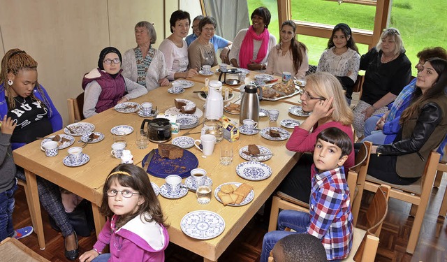 Gemeinsam Kaffee trinken, Kuchen essen...ertal herrschte eine lockere Stimmung.  | Foto: Gabriele Hennicke