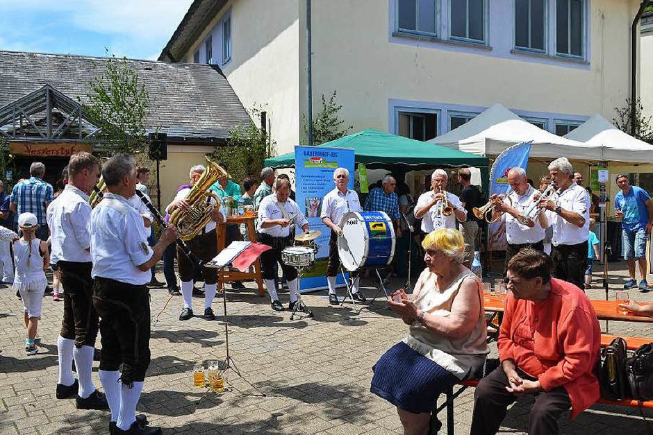 Strahlender Sonnenschein am Mittag, ein voll besetzter Schulhof und die Hiesli-Musikanten „us de Eich“ unterhielten die Marktbesucher. (Foto: Nikolaus Bayer) Strahlender Sonnenschein am Mittag, ein voll besetzter Schulhof und die Hiesli-Musikanten „us de Eich“ unterhielten die Marktbesucher. (Foto: Nikolaus Bayer)