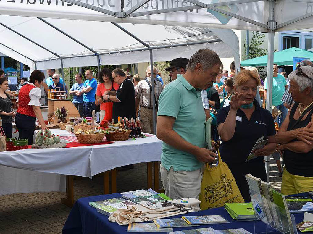 Vorne Informationen vom Veranstalter zum Naturpark Sdschwarzwald, hinten drngten sich die Besucher am Marktstand und lieen sich auch ber Herstellung  und Inhalte der Erzeugnisse informieren.