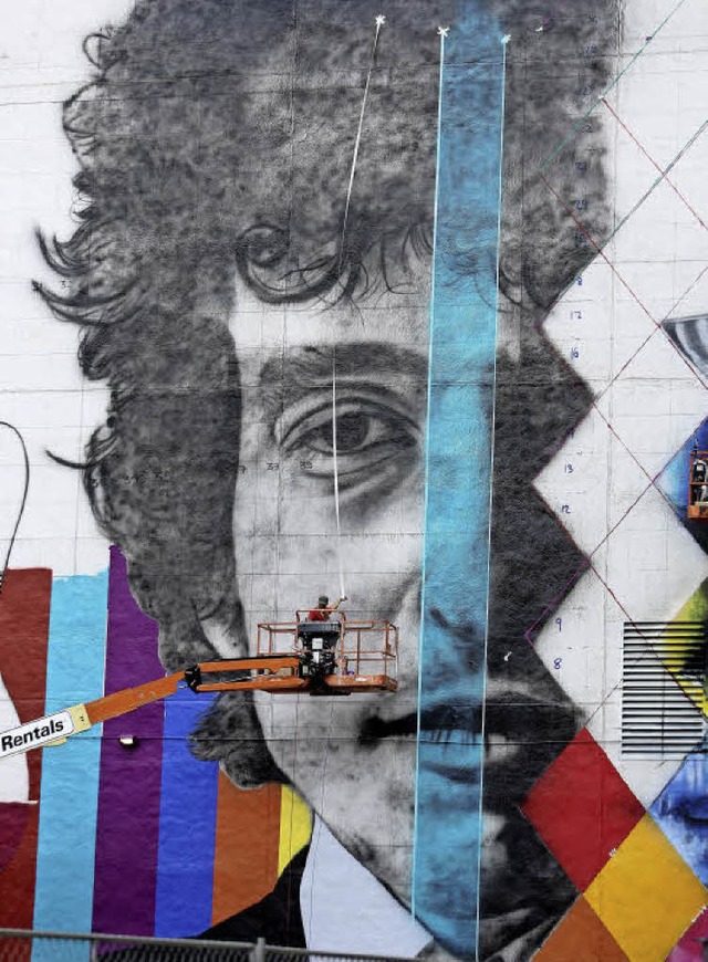 Hommage an ein vielfarbiges Werk:  Der...diesem Portrait von Bob Dylan bemalt.   | Foto: AFP