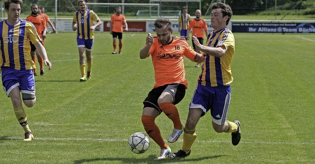 Rettete Rheintal das Remis: Denis Mich...inks) gegen Mathias Korhummel (Weizen)  | Foto: Michael Neubert