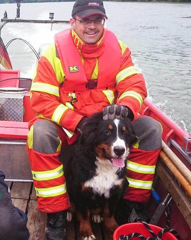 In einem Boot: Hund Luis mit einem sei...etter von der Bad Sckinger Feuerwehr.  | Foto: Tobias Frster