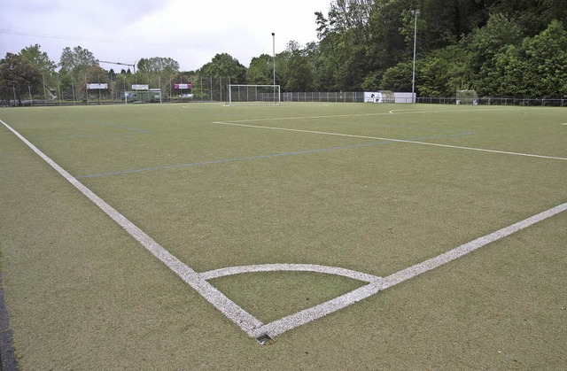 Der alte Kunstrasenplatz in Mllheim wird saniert.   | Foto: Volker Mnch