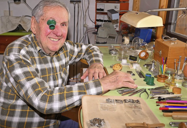 Mit 90 Jahren noch hufig in der Werkstatt: Uhrmachermeister Hugo Huber.   | Foto: Dieter Erggelet