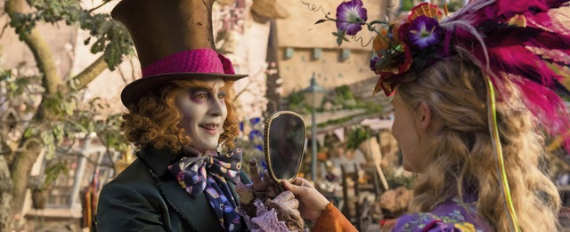 Alice (Mia Wasikowska) reist in der Ze...ten Hutmacher (Johnny Depp) zu retten.  | Foto: wds