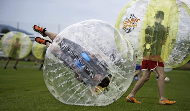 Bubble Soccer: neue Trend- und Fun-Sportart.   | Foto: Urs Flueeler/DPA