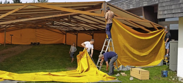 Die Zelte fr das Eurobrenthaltreffen sind an die Feldberghalle angebaut.   | Foto: Tina Httich