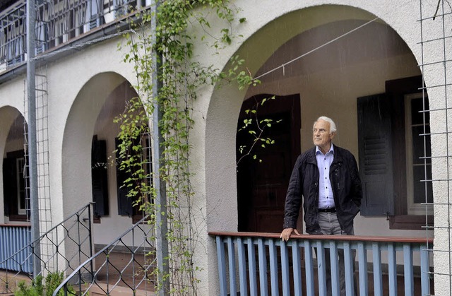 Autor Rolf Oswald vor dem Tretenhof  | Foto: Beate Zehnle-Lehmann