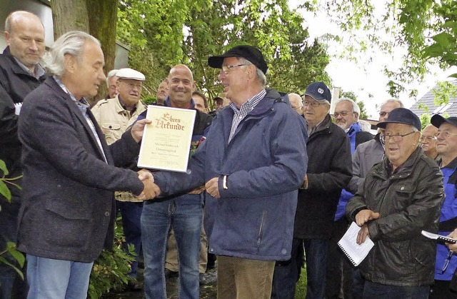 Hans-Joachim Jke berreicht Michael Gabrysch eine Urkunde.  | Foto: D. Fink