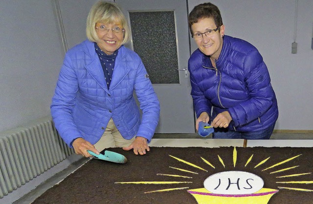 Gisela Kunz (links) und Angelika Lehmann bei den Vorbereitungen  | Foto: Frank Leonhardt
