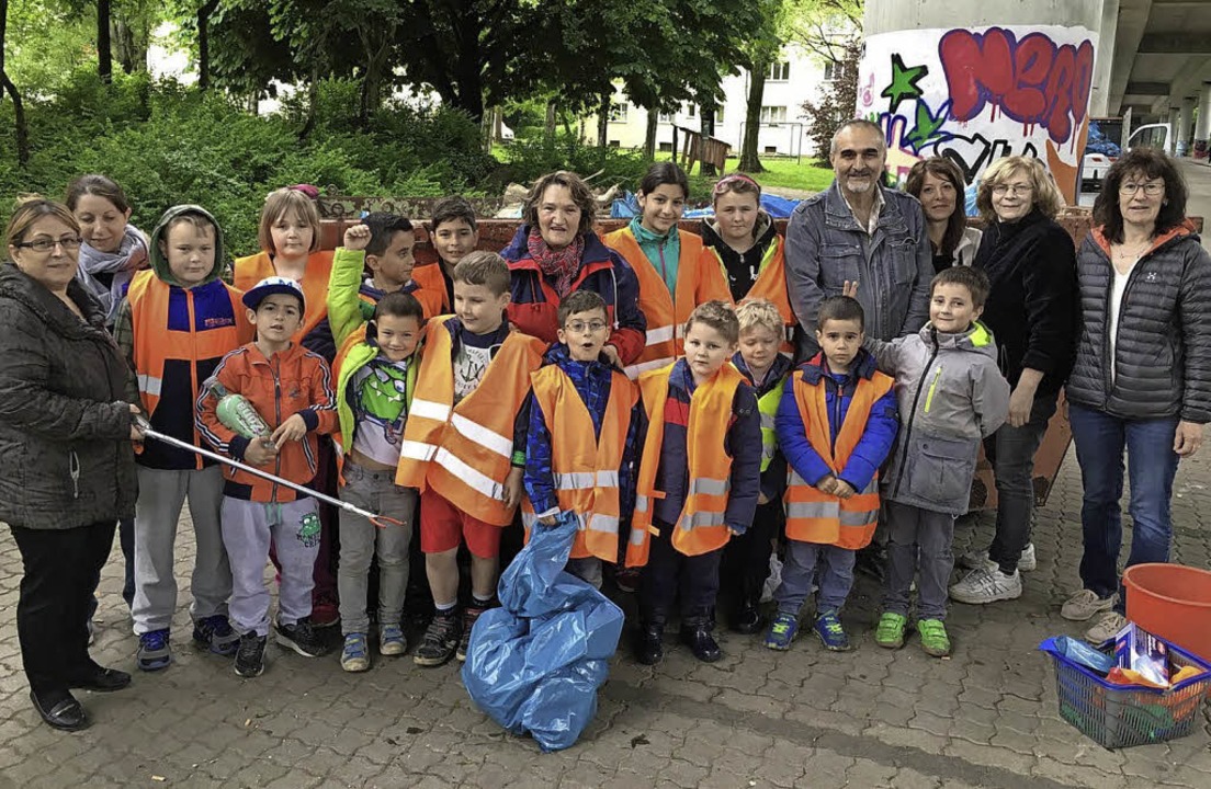Die fleiigen Mllsammler des Stadtteilvereins rumten an der Hardstrae auf.   | Foto: Privat