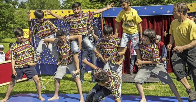 60 Flchtlingskinder aus Haslach und W...cke und fhrten sie anschlieend auf.  | Foto: Spielmobil