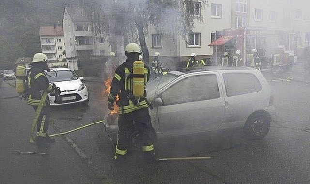 Im Papiergle brannte wegen technischen Defekts  ein Auto.  | Foto: FFW