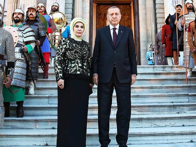Recep Erdogan mit seiner Frau Emine vor dem Dolmabahce Palast in Istanbul  | Foto: dpa