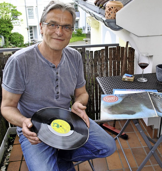 Manfred Moser, Bassist und  Toningenie...fee Langspielplatten lauschen knnen.   | Foto: Robert Ullmann