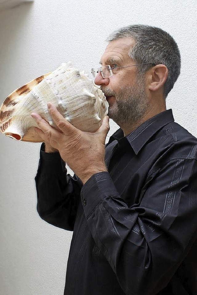 Franz Schssele spielt auf dem Schneck...s aus der Schale einer Meeresschnecke.  | Foto: privat
