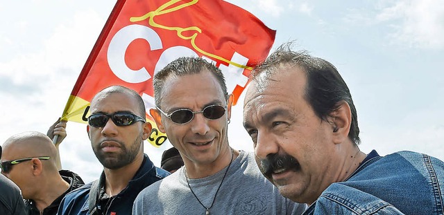 Philippe Martinez (rechts) bei einer Demo vor roter Fahne   | Foto: AFP