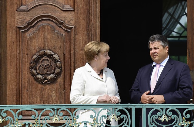 Angela Merkel und Sigmar Gabriel demonstrieren  Eintracht auf Schloss Meseberg.   | Foto: AFP