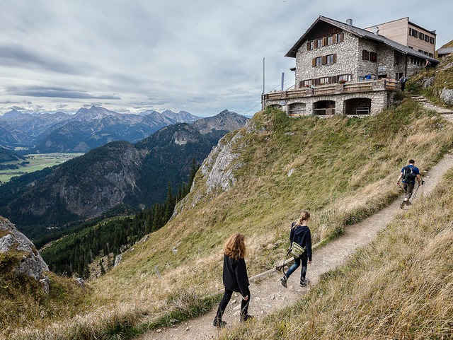 Geschafft: Httenwandern liegt im Trend.   | Foto: dpa