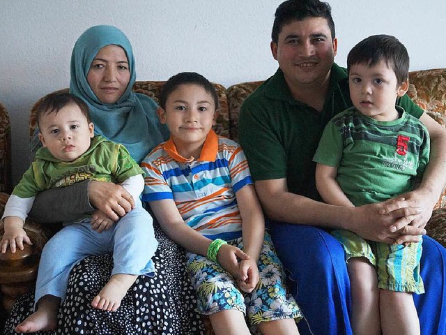 Suchen dringend eine neue Wohnung: das...Mokhtar Mirzai mit ihren drei Kindern.  | Foto: Christine Storck-Haupt
