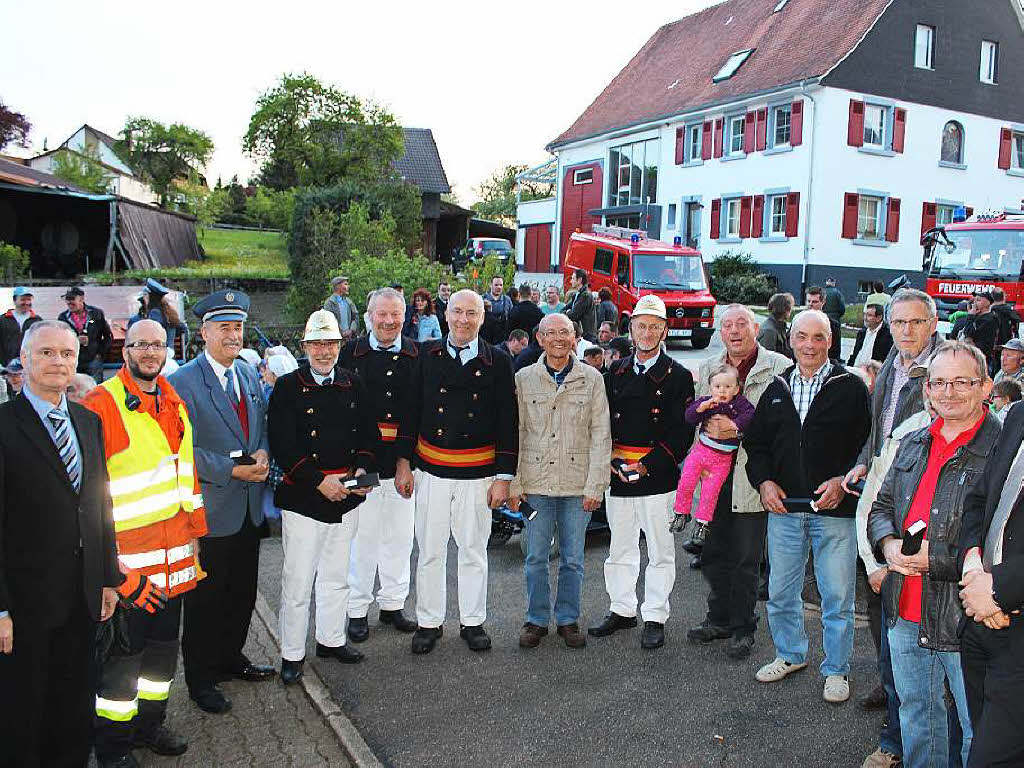 Grund zur Freude hatten 13 Feuerwehrleute, die die Uhr der Stadt Lffingen von Brgermeisterstellvertreter Dieter Kpfler (rechts) sowie Ortsvorsteher Elmar Fehrenbach und Abteilungskommandant Patrick Oschwald (von links) nachgereicht bekamen.