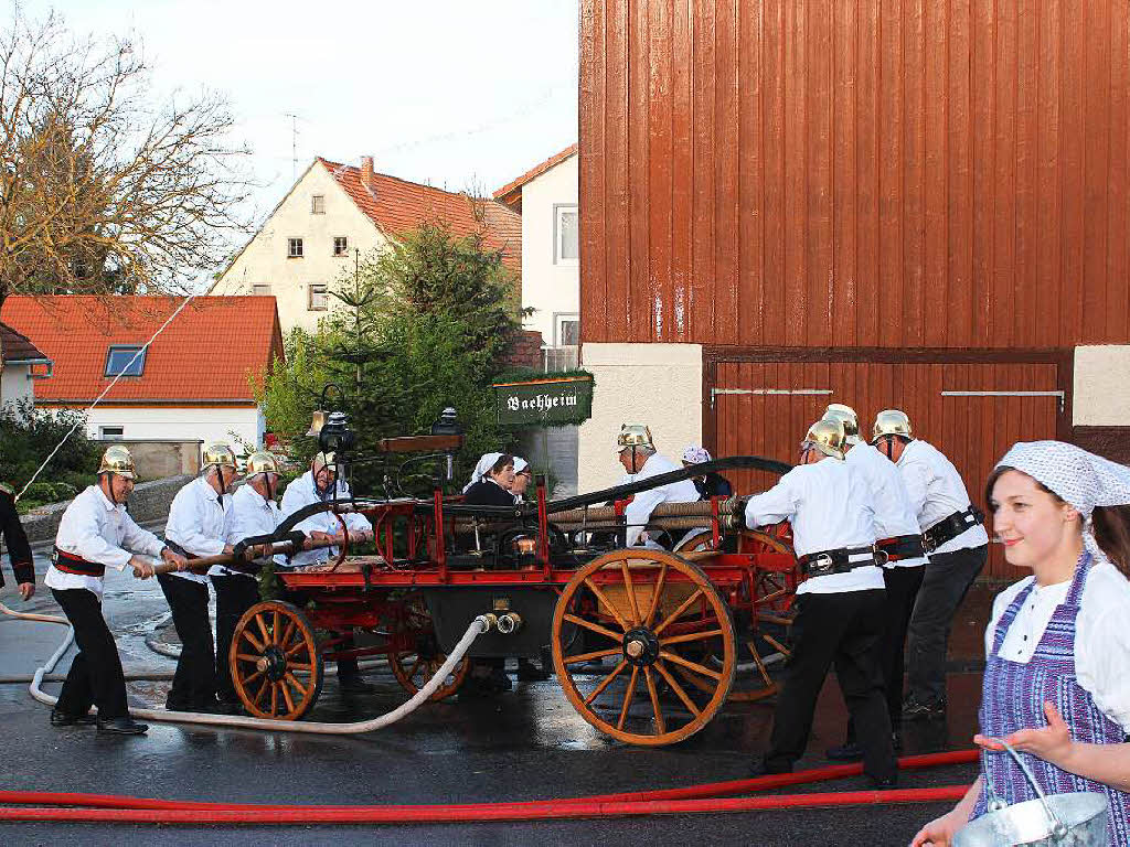 Mit einer Feuerwehrbung unter Beteiligung der historischen Wehren aus Bachheim, Seppenhofen, Dittishausen und Unadingenwurde der Grobrand vor 100 Jahren in Unadingen in Erinnerung gerufen.
