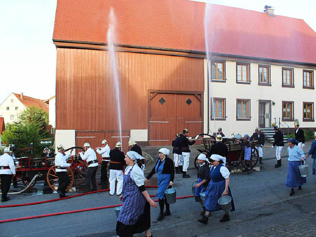 Mit einer Feuerwehrbung unter Beteiligung der historischen Wehren aus Bachheim, Seppenhofen, Dittishausen und Unadingen  wurde der Grobrand vor 100 Jahren in Unadingen in Erinnerung gerufen.