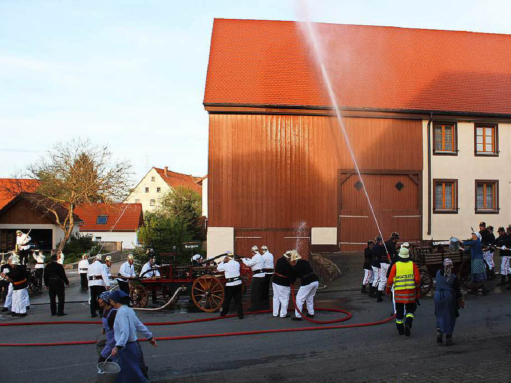 Mit einer Feuerwehrbung unter Beteiligung der historischen Wehren aus Bachheim, Seppenhofen, Dittishausen und Unadingen wurde der Grobrand vor 100 Jahren in Unadingen in Erinnerung gerufen.