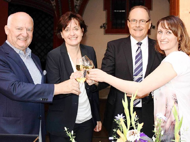 Christina Krebs,  Peter Meihofer, Barb...hts) stoen mit Basler Staatswein an.   | Foto: privat