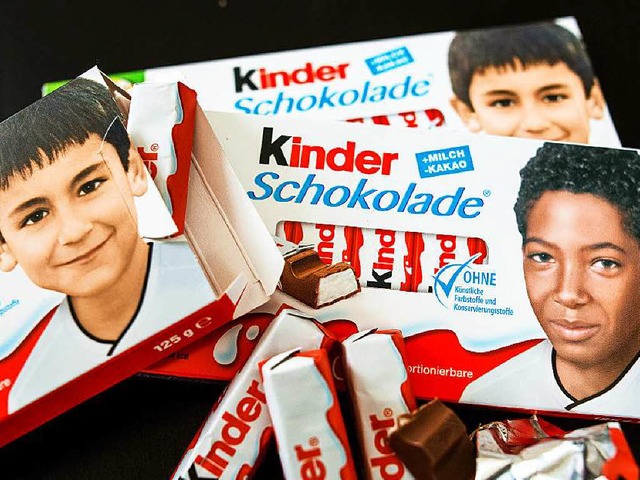 Ferrero-Kinderschokolade-Packungen mit...oateng (u.r.) und Ilkay Gndogan (l.).  | Foto: dpa