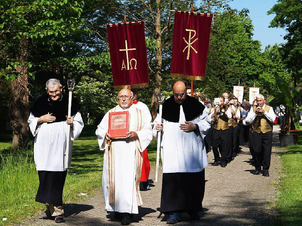 Prozession und Gottesdienst im Bad Bellinger Kurpark