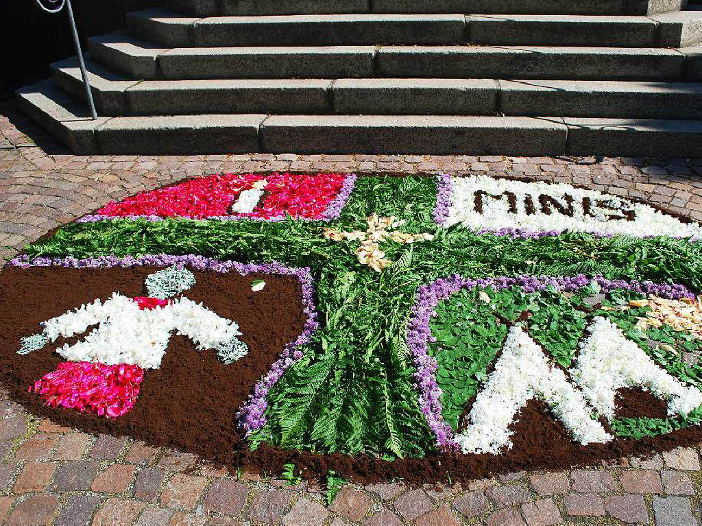 Ein kleiner Blumenteppich vor der Kirche St. Bonifatius