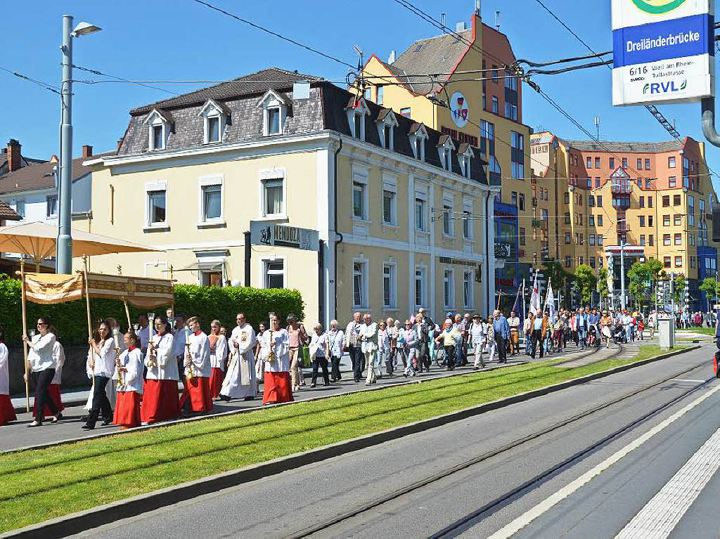 Mit einem Gottesdienst, einer Prozession und einem gemeinsamen Mittagessen feierten heute, am 26. Mai 2016, Katholiken in Weil am Rhein den Fronleichnamstag.