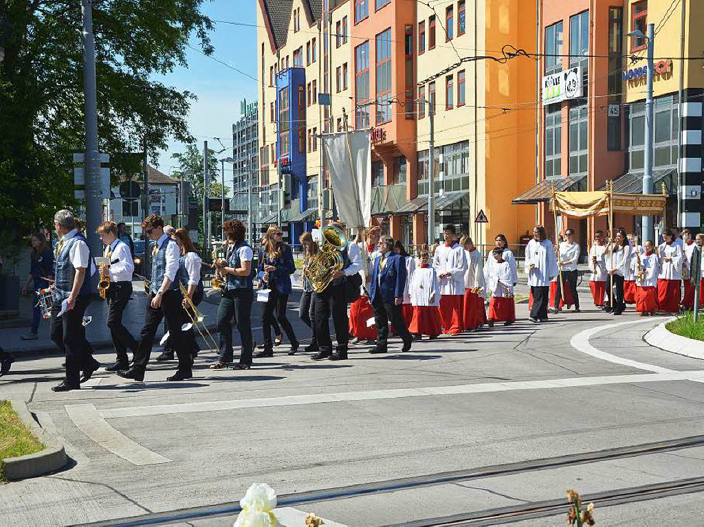 Mit einem Gottesdienst, einer Prozession und einem gemeinsamen Mittagessen feierten heute, am 26. Mai 2016, Katholiken in Weil am Rhein den Fronleichnamstag.