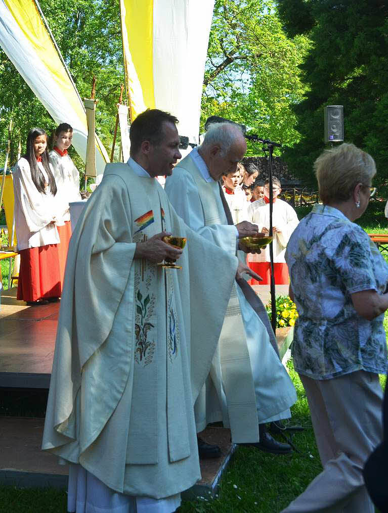 Pfarrer Gerd Mller feierte den Gottesdienst mit Untersttzung von Pater Janzer.