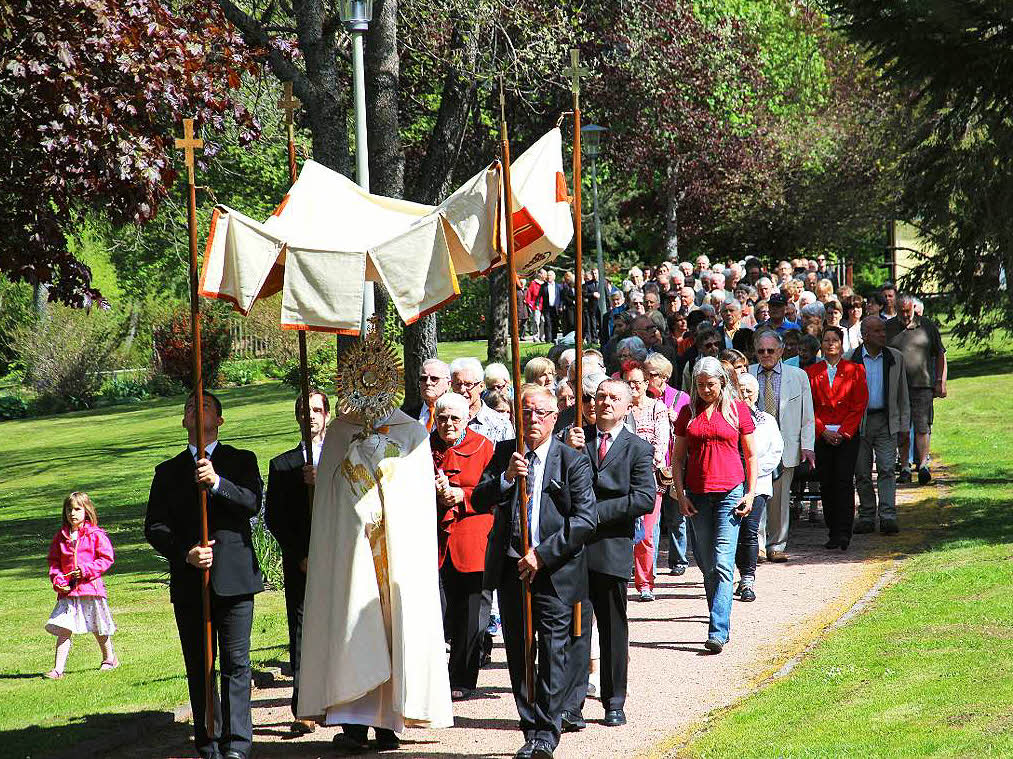 Zum bunten Blumenaltar am Thomasheim ging die Prozession an Fronleichnam durch den Kurgarten in Neustadt.