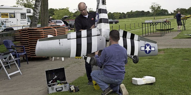 Nach dem Transport wird zusammengebaut...Modellflugplatz in Mllheim geflogen.   | Foto: Volker Mnch