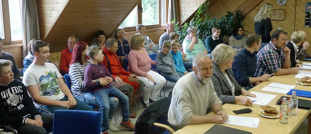 Den Beratungspunkt Minifuballspielfel...Es mussten viele Sthle geholt werden.  | Foto: Eva Korinth