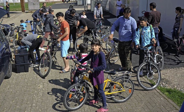 Die Flchtlinge freuen sich ber die V...sammen mit dem Fahrradteam reparieren.  | Foto: Privat