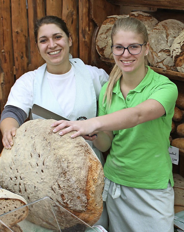 Sdwestmesse: Die Riesen Brotlaibe der...elend leicht an den Mann und die Frau.  | Foto: Christa Maier