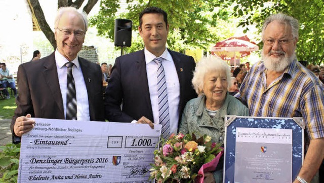 Pfarrer  Hermann Vogt und Brgermeiste...n Denzlinger Brgerpreis (von links).   | Foto: Lara Walter