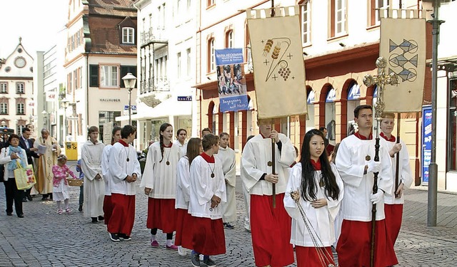 Die Prozession fhrte von der Ursulasule zur Heilig-Kreuz-Kirche.   | Foto: Barbara Puppe