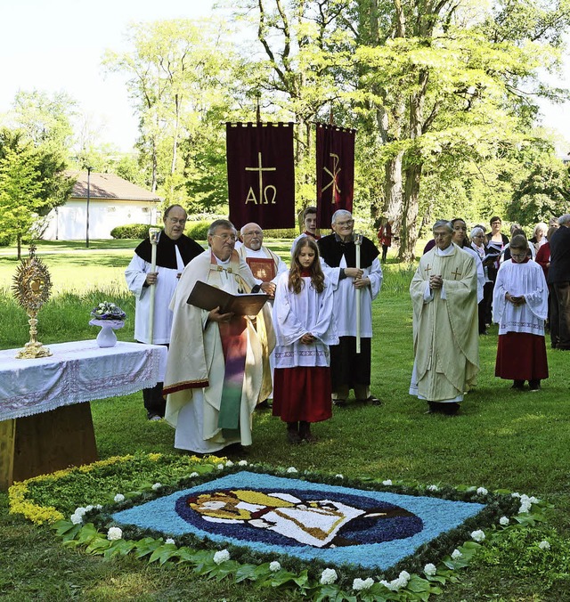 Pater Marian Rybak bei der Feier der H...n Messe im Kurpark von Bad Bellingen.   | Foto: Silke Hartenstein