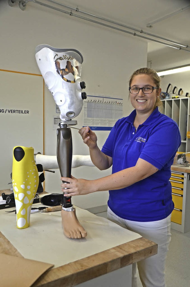 In der Werkstatt arbeitet Orthopdiete...rt an der Wartung einer Beinprothese.   | Foto: Nikola Vogt