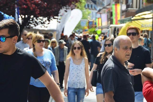 Leute strmen zum Cityfest