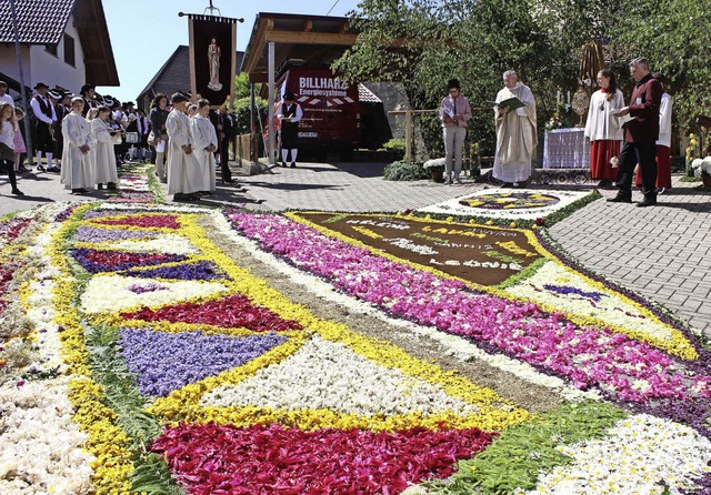 Groe Blumenpracht auch bei der Prozession im kleinen  Oberbiederbach.  | Foto: Bernd Fackler