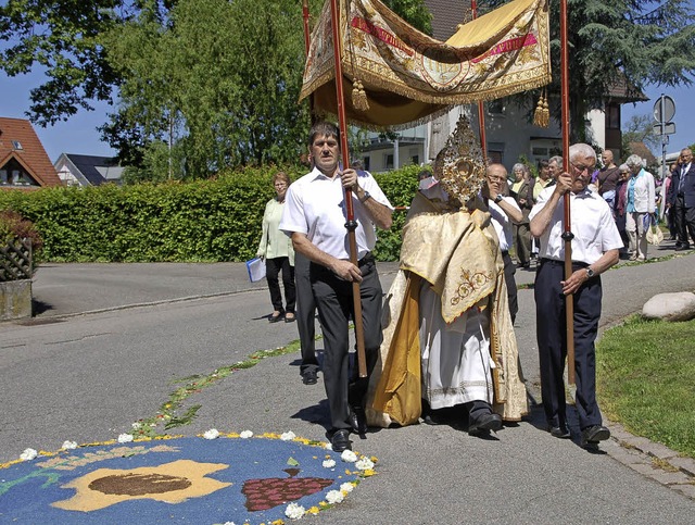 Die Monstranz wird in Eichsel an einem... vorbeigetragen, die Christen folgen.   | Foto: Petra Wunderle