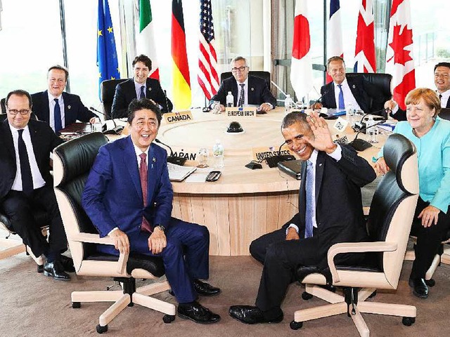 Frhliches Winken in mchtiger Runde: ...chefs der G7 und zwei Vertreter der EU  | Foto: AFP