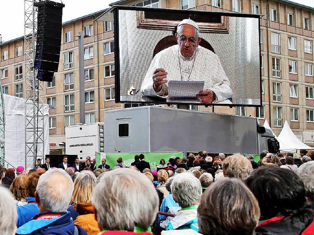 Premiere auf dem diesjhrigen Katholik...ilfe  einer Video-Leinwand bertragen.  | Foto: dpa